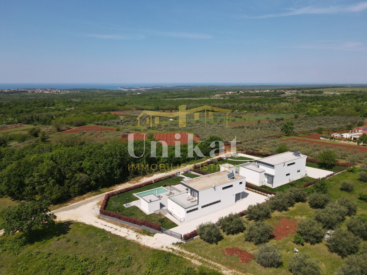 Moderna vila obdana z zelenjem in z razgledom na morje